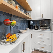 Hutch/China cabinet/Butler's pantry 0